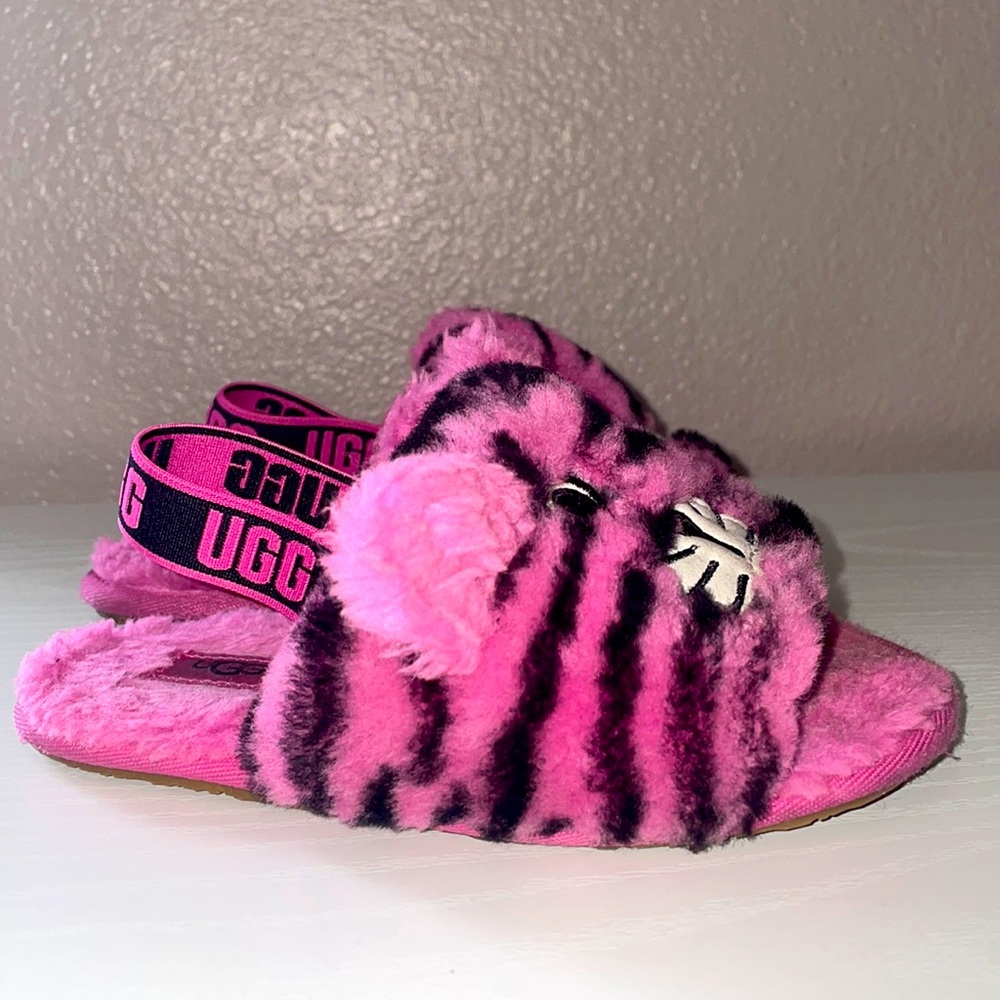 SOLD🔴UGG Slippers (Girls)